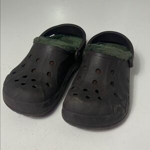 Crocs Sz 7 Black and Green Fuzzy Lined Rubber Clog Shoes